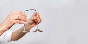 Hände die Zimbeln halten.