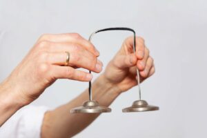 Hände die Zimbeln halten.